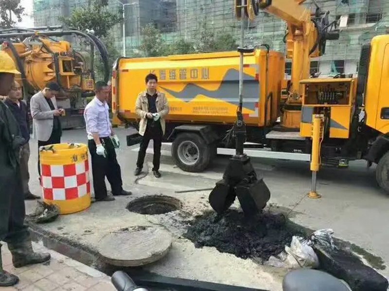 长倘口镇街道：网格员化身“清道夫”，为民解忧疏通“堵心”化粪池