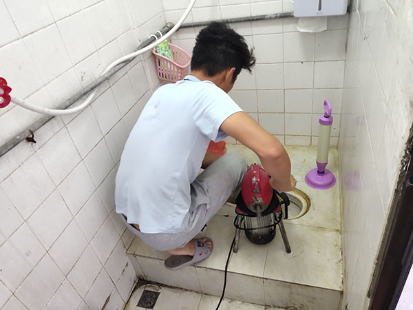 长倘口镇肥皂掉到马桶里把马桶堵住了怎么办？马桶堵住了怎么办